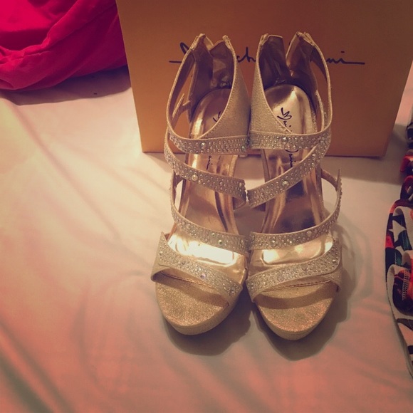 Gold heels - Picture 1 of 2